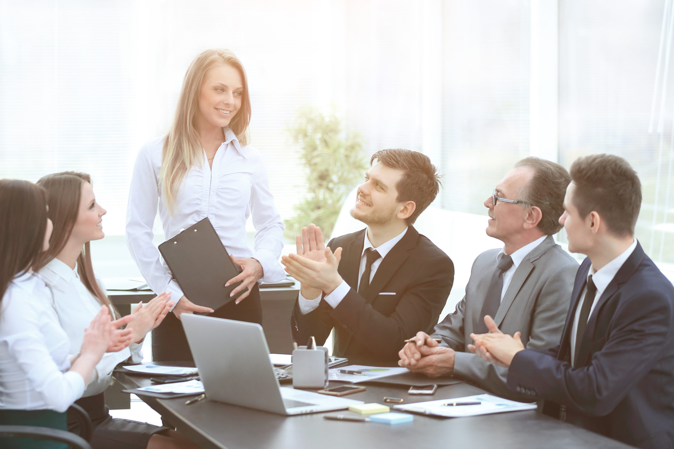//www.ava-hauser.com/wp-content/uploads/2022/08/business-team-applauding-speaker-meeting-scaled.jpg